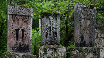 LES KHACHKARS ARMÉNIENS (OU CROIX DE PIERRE)