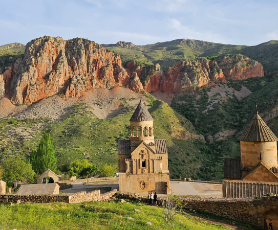 Monastère de Khor Virap, Grotte d’Areni-1 (cave vinicole vieille de 6100 ans), Monastère de Noravank, Visite et Dégustation à la Cave Tushpa