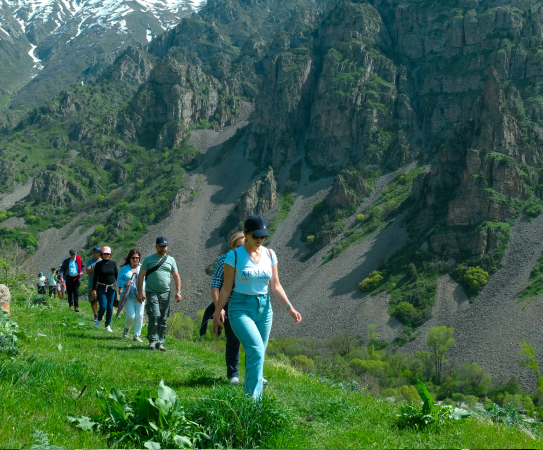 Eghegis – Église Zorats – Caravansérail de Selim – Lac Sevan – Église de Hayravank – Erevan