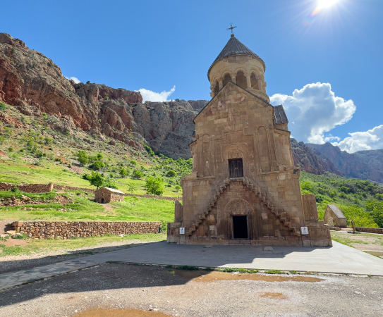 Village d'Eghegis – Église Spitakavor – Monastère de Noravank – Grottes d'Areni – Domaine Tushpa – Erevan